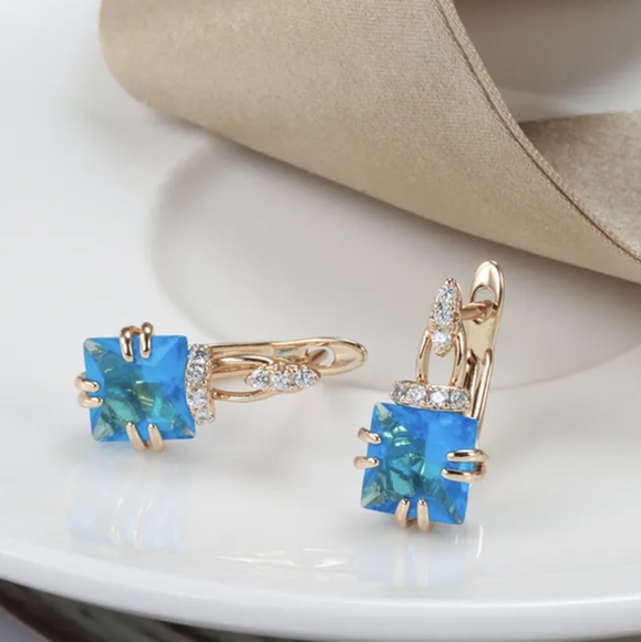 Jewelry - NWT! Gorgeous gold and blue rhinestone earrings